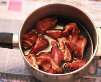 五花肉粽,把之前腌制的<a style='color:red;display:inline-block;' href='/shicai/ 428'>五花肉</a>拿出来,酱油不要倒掉哦,可以再利用