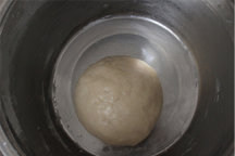 红枣燕麦馅绿茶酥,将油<a style='color:red;display:inline-block;' href='/shicai/ 156925'>水</a>皮和油酥的原料分别混合均匀,揉成光滑面团,然后静置30min