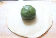 红枣燕麦馅绿茶酥,将油水皮稍微擀平,然后将油酥放入,用虎口包好
