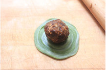 红枣燕麦馅绿茶酥,然后切面朝上,擀平,让入红枣燕麦馅,用虎口包好