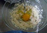 酸奶油杯子蛋糕Sour Cream Muffin,<a style='color:red;display:inline-block;' href='/shicai/ 887'>黄油</a>加<a style='color:red;display:inline-block;' href='/shicai/ 10588'>糖</a>打发，加入<a style='color:red;display:inline-block;' href='/shicai/ 9'>鸡蛋</a>，搅匀