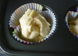 酸奶油杯子蛋糕Sour Cream Muffin,然后加入一小勺内馅,然后再加入蛋糕糊
