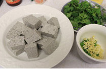 麻辣黑豆腐,将豆腐切块,葱姜蒜切末