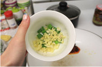 麻辣黑豆腐,加入葱姜蒜末,开大火,炒出香味