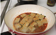 麻辣黑豆腐,夹出豆腐摆盘,在锅里加入淀粉勾芡,倒在豆腐上即可!