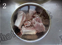 蒜香排骨,排骨提前泡水3到4小时,中间换水3、4次,泡出血水和杂质