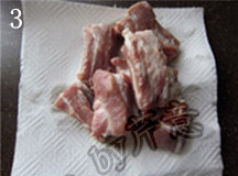 蒜香排骨,排骨洗净,捞出沥干,并用厨房纸或消毒毛巾吸干水分