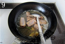 蒜香排骨,加入适量开水,没过排骨即可