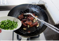 蒜香排骨,关火,加入<a style='color:red;display:inline-block;' href='/shicai/ 3232'>香葱</a>粒,起锅即可