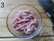 榨菜炒肉丝,下手抓匀上浆,腌制20到30分钟