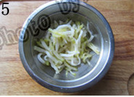 榨菜炒肉丝,泡过的榨菜丝再次冲洗干净,并挤干水分备用