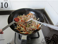 榨菜炒肉丝,加入辣椒粉;煸炒均匀