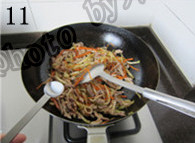 榨菜炒肉丝,加入少许<a style='color:red;display:inline-block;' href='/shicai/ 756'>鸡精</a>,煸炒均匀