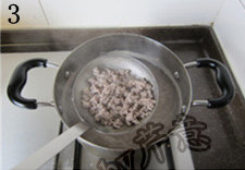 西湖牛肉羹,锅中坐水,沸腾后下入牛肉粒,煮沸后捞出备用
