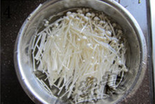 西湖牛肉羹,<a style='color:red;display:inline-block;' href='/shicai/ 234'>金针菇</a>提前清洗,并用凉水浸泡4小时以上