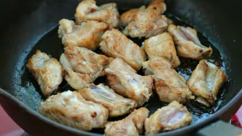 板栗排骨煲,锅中倒适量食用油烧热,放入花椒粒小火炒香,接着放入排骨,同样用小火煎炒至表面呈微焦状态,盛出备用。