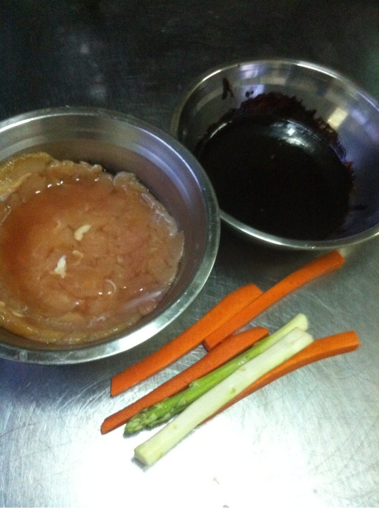 自制风味鸡肉卷,面粉中间挖一个小洞下油下盐下开水，揉成面团，搓成小团在用手压成爆皮状下不沾锅煎熟备用(不会调的到市场买润饼皮也可以)