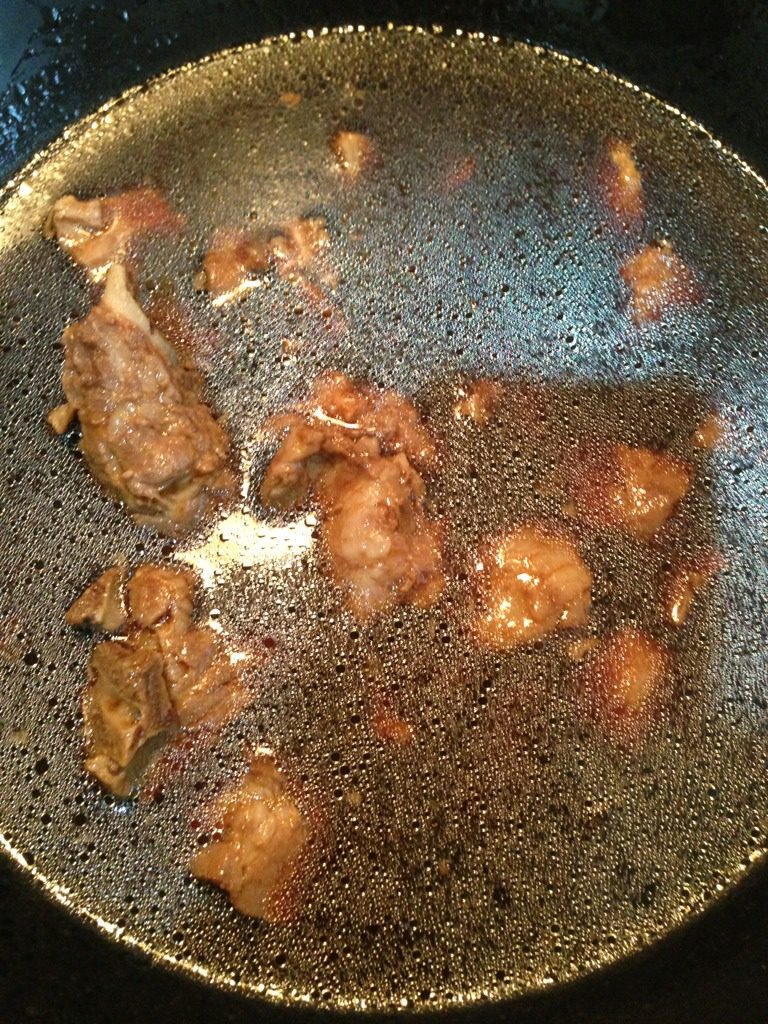 年糕排骨乱炖,放入锅内,倒入刚才炖肉的汤,量以正好没过排骨为宜。加入<a style='color:red;display:inline-block;' href='/shicai/ 692'>酱油</a>,把排骨再酱一下,让排骨更入味儿。猛火煮开,然后关火。排骨可以先留在汤里面酱着。