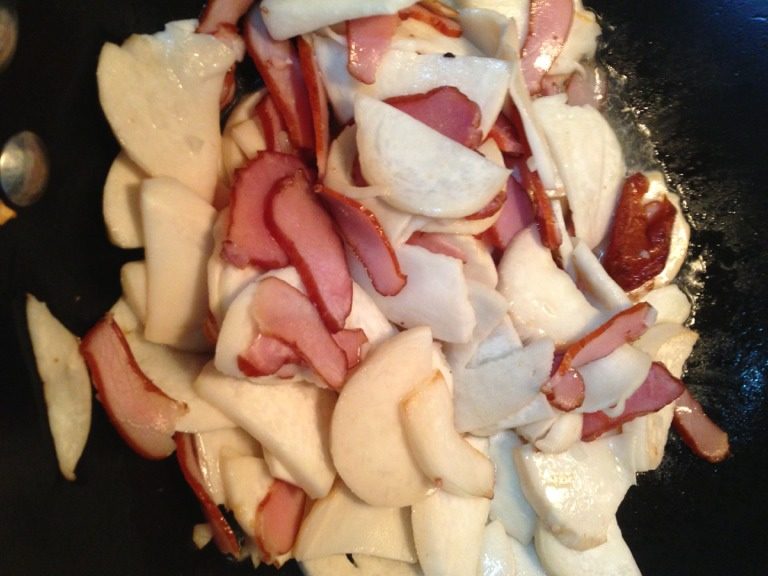 杏鲍菇烧腊肉,放入腊肉,翻炒至断生