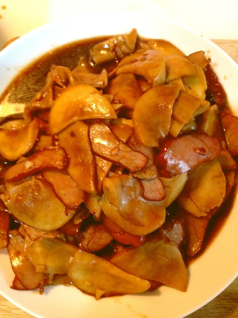 杏鲍菇烧腊肉,猛火收汁,加入蒜末翻炒几下提味,就可以出锅啦