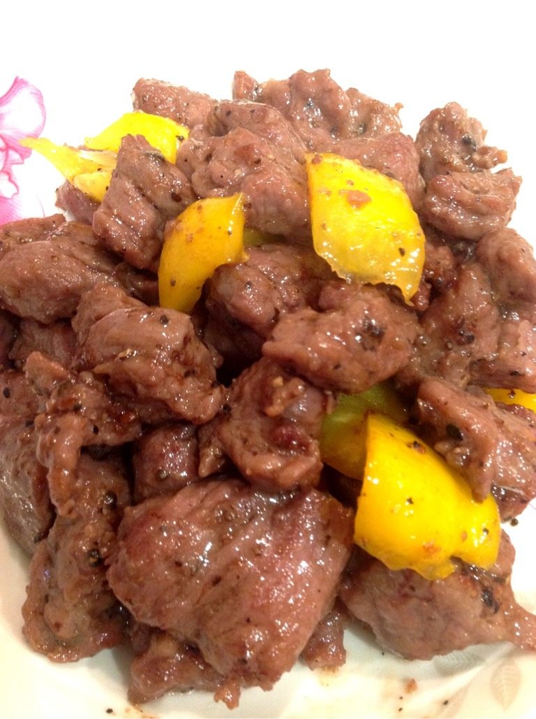 黑胡椒牛肉粒,锅烧热再淋入<a style='color:red;display:inline-block;' href='/shicai/ 851'>橄榄油</a>，待油7、8成热时，放入牛肉粒，尽量将肉铺平在锅底。火调到中火，将肉粒翻面，大概翻2〜3次，放黑胡椒酱，放彩椒一起翻炒，即可装盘。