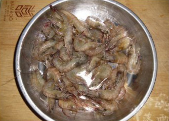 虾仁番茄盅,鲜明虾放冰箱冷冻几分钟,去头剥出虾仁