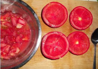 虾仁番茄盅,<a style='color:red;display:inline-block;' href='/shicai/ 59'>番茄</a>在2/3处横切开，挖出<a style='color:red;display:inline-block;' href='/shicai/ 59'>番茄</a>肉