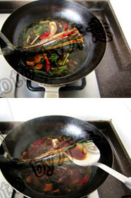 红烧鲅鱼尾,加入<a style='color:red;display:inline-block;' href='/shicai/ 86464'>干红辣椒</a>,转小火炖鱼;期间几次将汤汁浇在鱼身上
