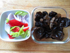老醋木耳,黑木耳泡发,去蒂洗净;<a style='color:red;display:inline-block;' href='/shicai/ 29'>洋葱</a>、青红椒切片