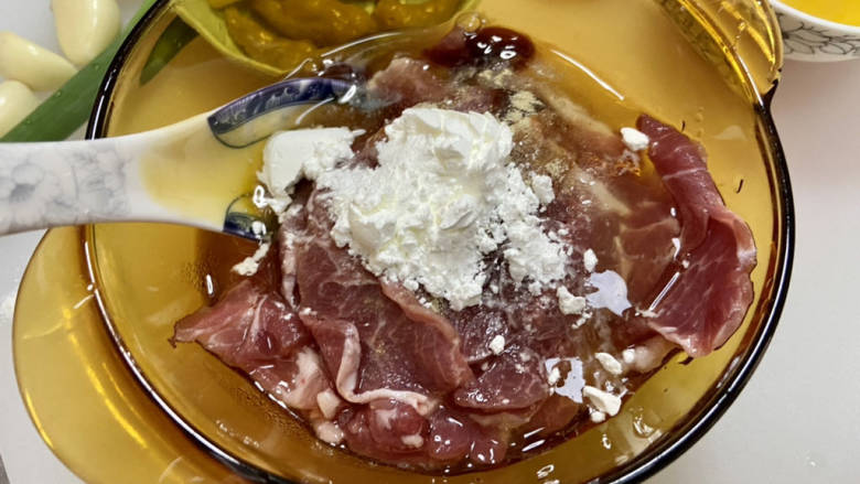 酸汤肉片,肉片加上蛋清,一汤匙料酒,一茶匙蚝油,半茶匙太太乐鸡汁,少许<a style='color:red;display:inline-block;' href='/shicai/ 3729'>白糖</a>和白胡椒粉,两茶匙生粉,抓拌均匀