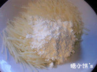 芝心土豆丝饼,<a style='color:red;display:inline-block;' href='/shicai/ 23'>土豆</a>去皮切丝,加入淀粉