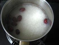 大枣粥,米淘洗干净,和<a style='color:red;display:inline-block;' href='/shicai/ 2471'>大枣</a>一起放入锅里,加入清水,煮开后转小火熬煮至米烂。