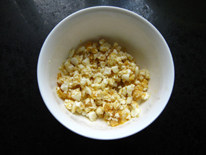 咸蛋南瓜,<a style='color:red;display:inline-block;' href='/shicai/ 13'>咸鸭蛋</a>去壳，用筷子或勺子压碎