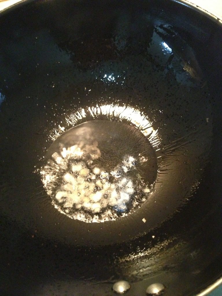生菜卷什锦咖喱饭,热锅放油,热至六分放葱蒜末爆香