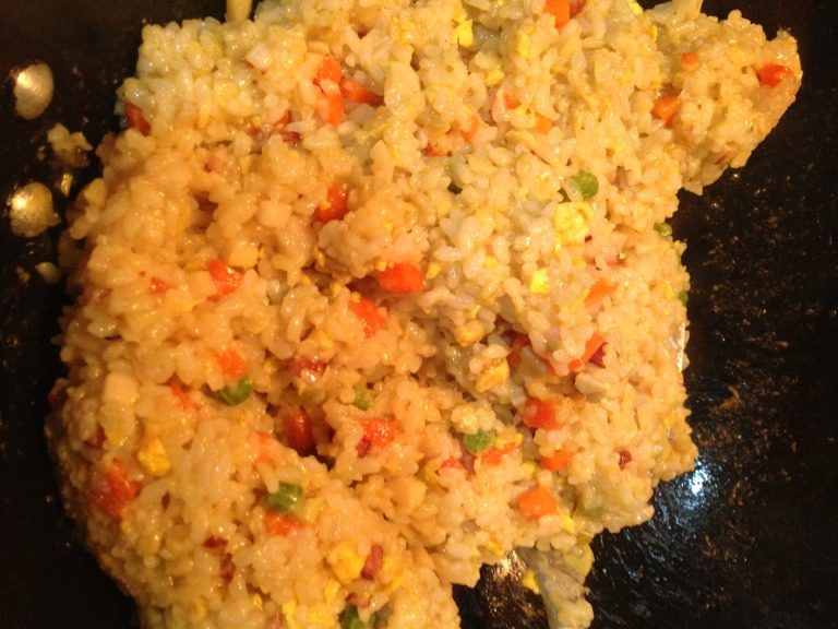 生菜卷什锦咖喱饭,在半碗水里加入两勺<a style='color:red;display:inline-block;' href='/shicai/ 10666'>咖喱粉</a>,一勺盐。搅拌均匀后淋入炒饭翻炒均匀