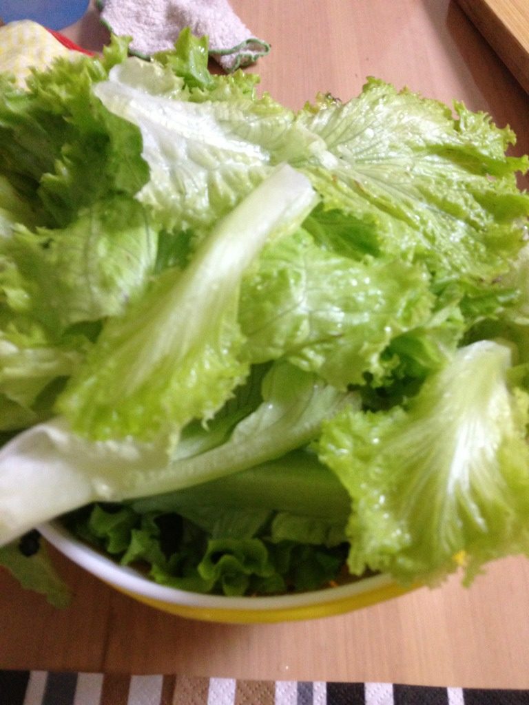 生菜卷什锦咖喱饭,沸水加入半勺盐,把洗净的<a style='color:red;display:inline-block;' href='/shicai/ 121'>生菜</a>叶焯一下,沥干盛出
