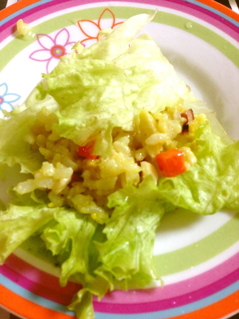 生菜卷什锦咖喱饭,用生菜叶卷着炒饭吃,开动吧!