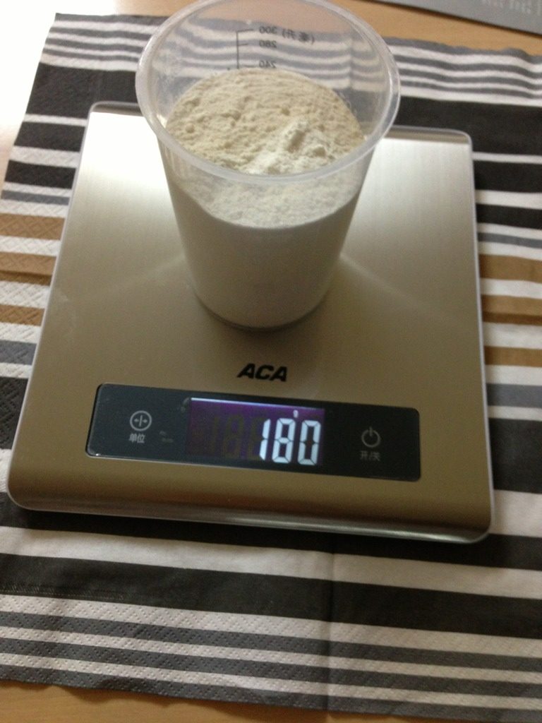 瓦德伯仕特级初榨橄榄油之面包机版巧克力蛋糕,称量面粉等配料(不要忘记算量杯重量)