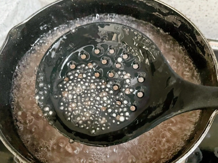 芒果芋圆烧仙草,煮至西米剩下中间的白芯,关火盖上盖子焖至透明