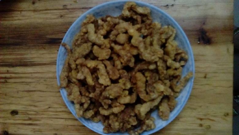 酸甜里脊肉,锅里加适量油烧热,把里脊肉拌上炸粉,(干拌哦),肉条散开,再放到油锅里炸成金黄色。
