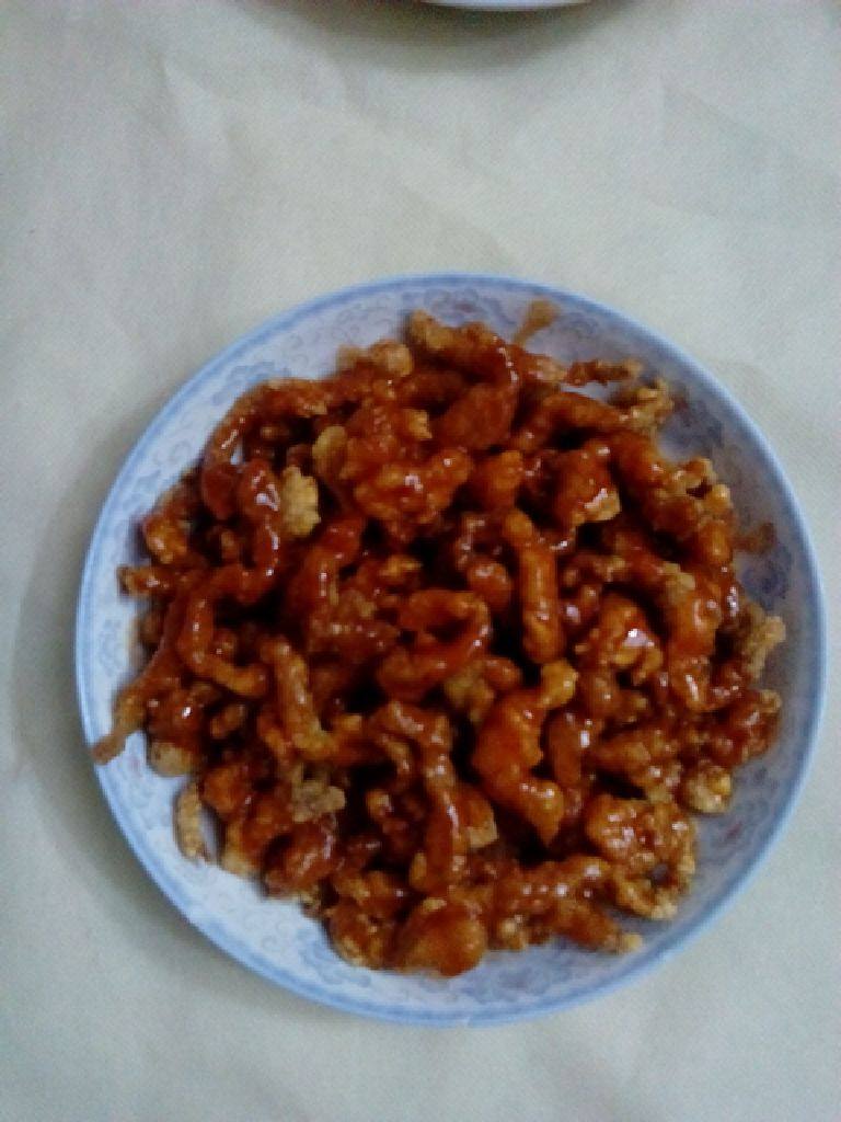 酸甜里脊肉,锅里剩少许油,加入番茄酱,少量白砂糖,水烧开成糊状,均匀地淋到炸好地地的里脊肉条上即可。