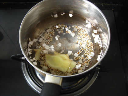 茯苓薏米姜茶,茯苓、<a style='color:red;display:inline-block;' href='/shicai/ 494'>薏米</a>用清水略洗一洗,放一碗半水,浸泡30分钟。