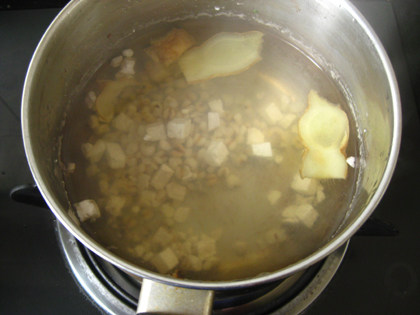 茯苓薏米姜茶,加入生姜,点火,煮开后,转小火煎煮30分钟,这时水差不多只有一碗了。关火,趁热喝。