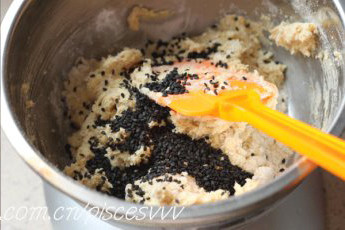 全麦黑芝麻饼干,倒入芝麻,拌匀成面糊