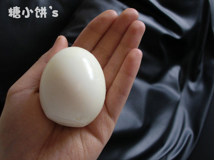 可乐卤蛋,鸡蛋煮熟去壳,然后用手轻轻揉搓就容易剥去完整蛋壳留下光滑表面