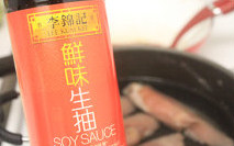 辣味焖猪蹄,然后加入1/4的<a style='color:red;display:inline-block;' href='/shicai/ 788'>生抽</a>和大概一半量的<a style='color:red;display:inline-block;' href='/shicai/ 866'>冰糖</a>没过猪蹄