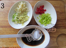 微波炉版酱烧茄子泥,青红椒切粒；葱姜蒜切末；<a style='color:red;display:inline-block;' href='/shicai/ 788'>生抽</a>、<a style='color:red;display:inline-block;' href='/shicai/ 762'>老抽</a>、<a style='color:red;display:inline-block;' href='/shicai/ 3729'>白糖</a>和醋放进小碗，搅拌均匀成烧汁备用；