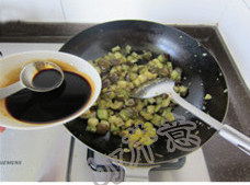 微波炉版酱烧茄子泥,下入烧汁,翻炒均匀,至茄子上色