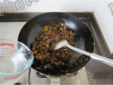 微波炉版酱烧茄子泥,加入少许开水,转大火,煸炒至汤汁微微粘稠