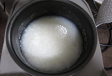 生滚鱼片粥,<a style='color:red;display:inline-block;' href='/shicai/ 492'>大米</a>和清水按电饭煲的提示比例,预约煮一锅白粥